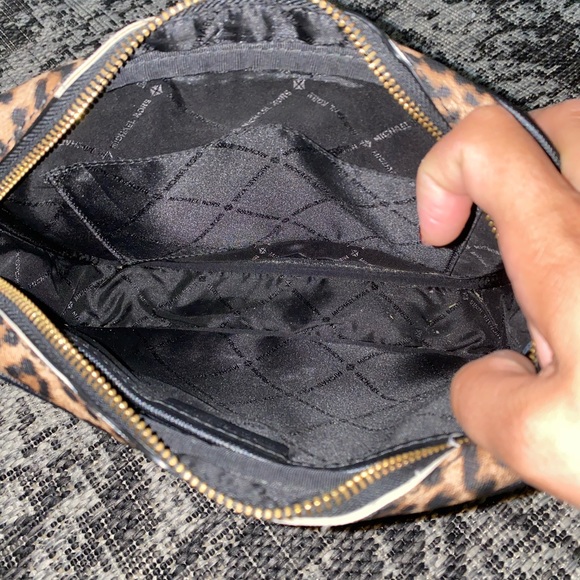 Michael Kors, Crossbody purse - Picture 4 of 6